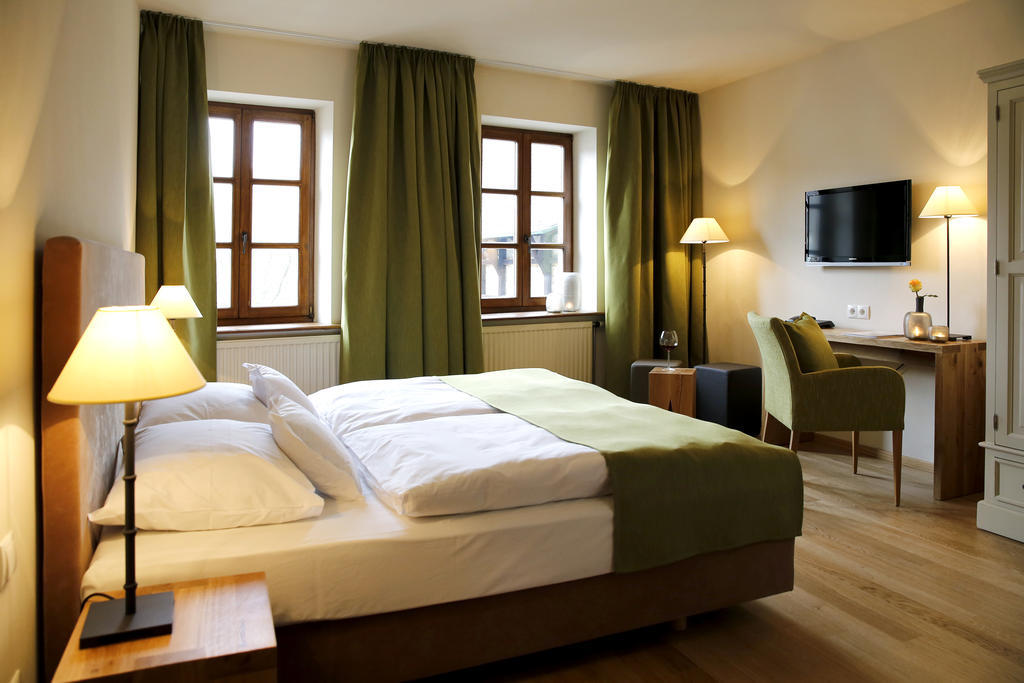 Weinkastell Zum Weissen Ross Hotel Kallstadt Room photo